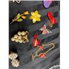 Image 6 : COLLECTION OF VINTAGE BROOCHES AND NECKLACES