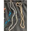 Image 7 : COLLECTION OF VINTAGE BROOCHES AND NECKLACES
