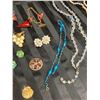Image 8 : COLLECTION OF VINTAGE BROOCHES AND NECKLACES