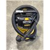 Image 1 : DEWALT 6 GALLON WET / DRY SHOP-VAC WITH HOSE WORKING