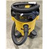Image 2 : DEWALT 6 GALLON WET / DRY SHOP-VAC WITH HOSE WORKING