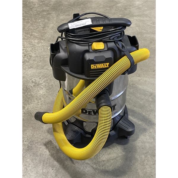 DEWALT 8 GALLON STAINLESS WET / DRY SHOP-VAC WITH HOSE WORKING