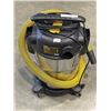 Image 2 : DEWALT 8 GALLON STAINLESS WET / DRY SHOP-VAC WITH HOSE WORKING