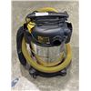 Image 2 : DEWALT 6 GALLON WET / DRY SHOP-VAC WITH HOSE WORKING