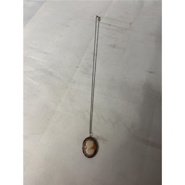 VINTAGE STERLING SILVER W/ HAND CARVED SHELL CAMEO PENDANT W/ CHAIN NECKLACE