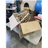Image 1 : BOX OF ASSORTED GHOUSEHOLD AND DECOR ITEMS