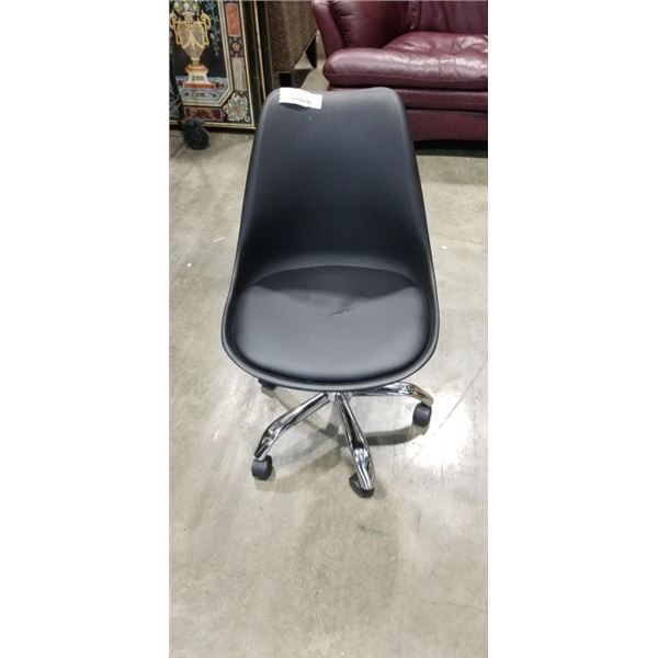 BLACK ROLLING LEATHER SEAT TUB CHAIR