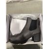 Image 5 : 4 NEW PAIRS OF WOMENS BOOTS AND SHOES SIZE 10