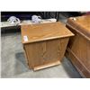 Image 5 : PAIR OF OAK 1 DOOR END TABLES
