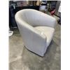 Image 3 : WHITE LEATHER SWIVEL CHAIR