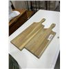 Image 3 : CB2 GREEN VASE AND 2 WOOD  SERVING BOARDS
