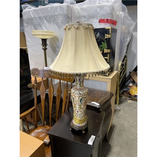 EMBOSSED METAL EATER TABLE LAMP