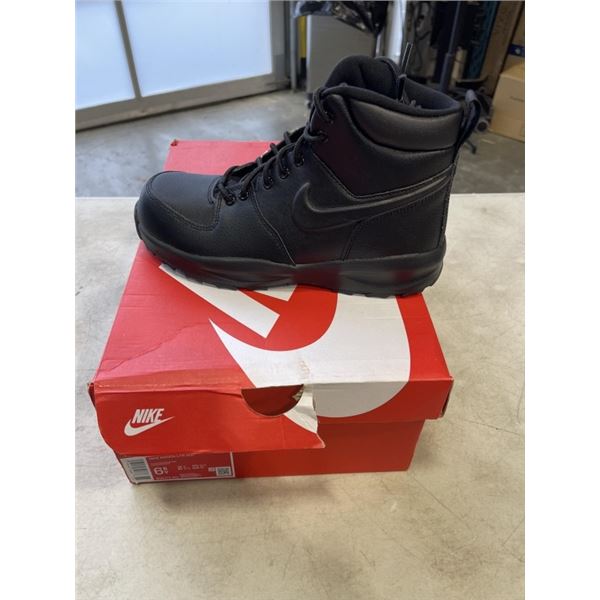NEW NIKE MANOA LTR BLACK BOOT SIZE 6.5Y