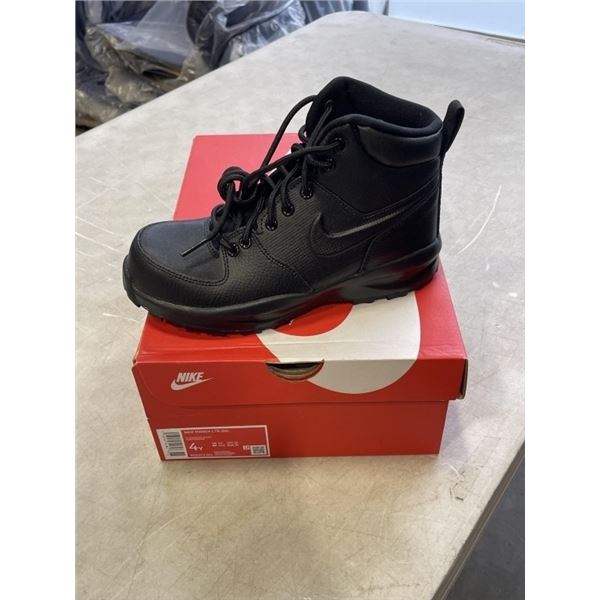 NEW NIKE MANOA LTR BLACK BOOT SIZE 4Y