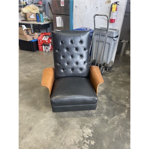 MCM BENTWOOD LEATHER RECLINING CHAIR WITH BLACK LEATHER AND TUFTED BACK