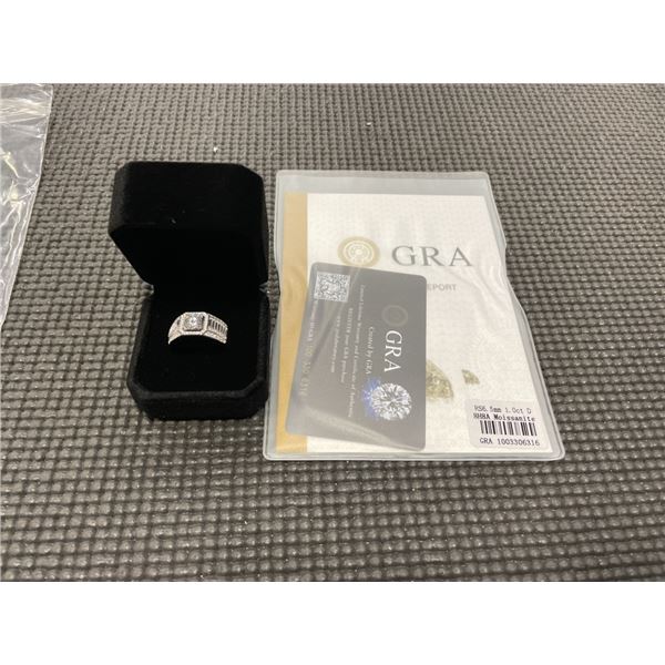 NEW S925 1.0CT MOISSANITE LAB DIAMOND MANS RING, SIZE 10, MOUNTED IN 925 STERLING SILVER W/ WHITE GO