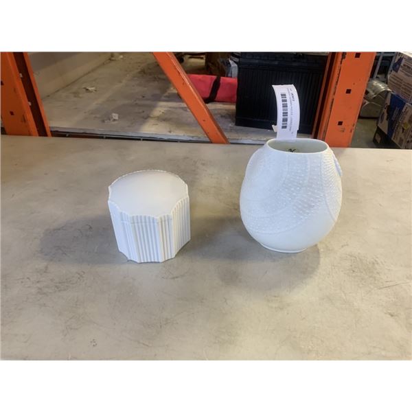 2 KAISER GERMAN PIECES, LIDDED DISH AND VASE