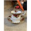 Image 2 : 2 ROYAL ALBERT OLD COUNTRY ROSES TEA CUP AND SAUCERS