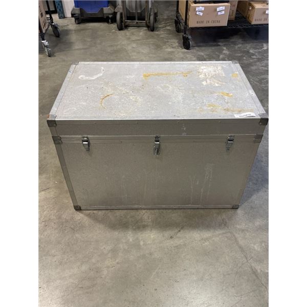 METAL SHIPPING TRUNK