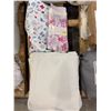 Image 3 : PALLET LOT – Home Goods Including Curtains, Bedding, and Kitchenware