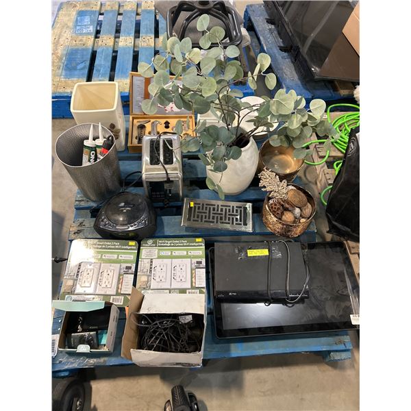 PALLET LOT – Household Items Including Electronics, Decor, and Kitchen Accessories