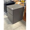 Image 2 : Two-Drawer Metal File Cabinet with Lock Feature