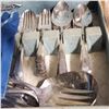 Image 7 : Vintage Wm. Rogers & Son Silver-plated Flatware Set with Case