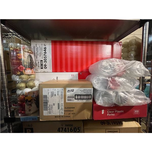 Shelf - Assorted Christmas decorations