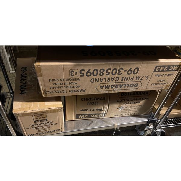 Shelf - Assorted Christmas decorations