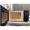 Image 3 : Mini Fridge, Microwave & Kitchen Contents - Working condition