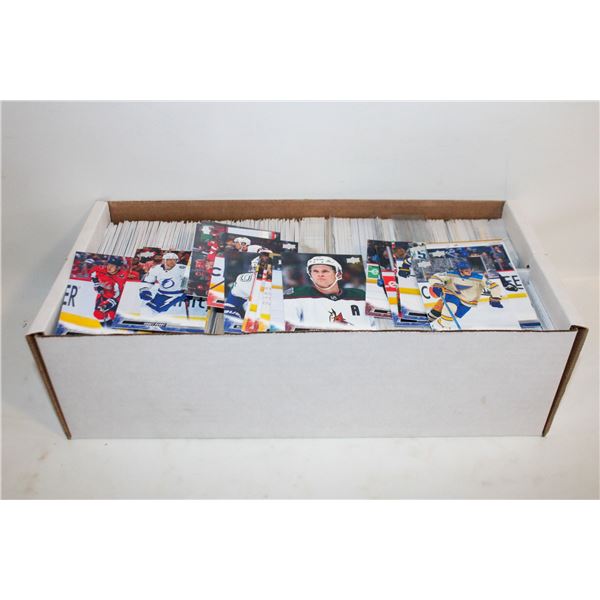 SURPRISE HOCKEY CARD LOT IN CARD STORAGE BOX.