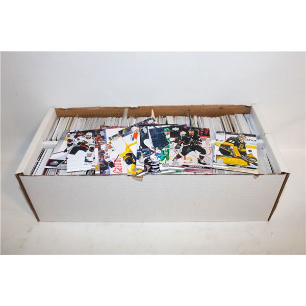 SURPRISE HOCKEY CARD LOT IN CARD STORAGE BOX.