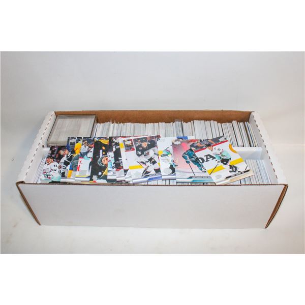 SURPRISE HOCKEY CARD LOT IN CARD STORAGE BOX.