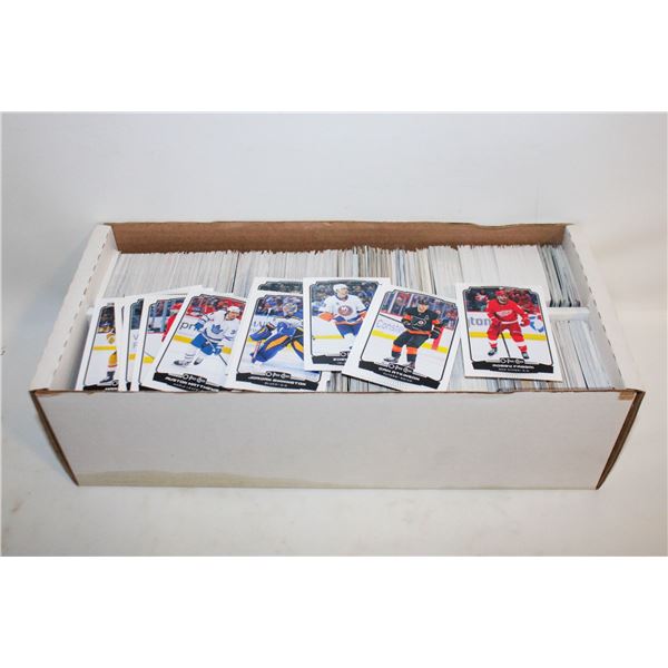 SURPRISE HOCKEY CARD LOT IN CARD STORAGE BOX.