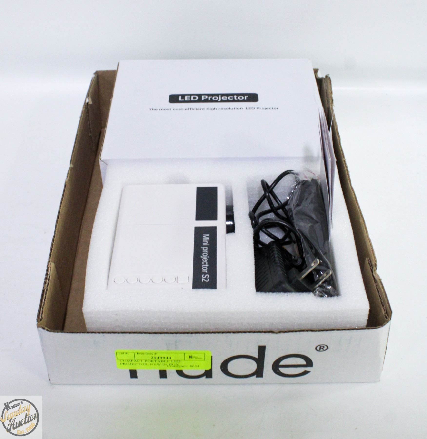 Mini Project Box Led COMPACT PORTABLE LED PROJECTOR, NEW IN BOX