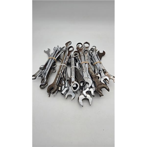 Large assortment of wrenches (CA33)
