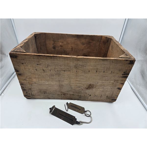 Wooden ammo crate with 2 fish scales (CT31)