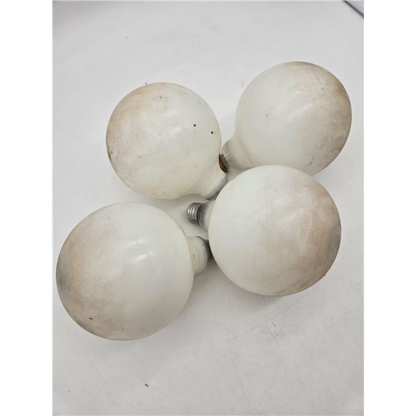 4 G-type globe light bulbs. (cl2)
