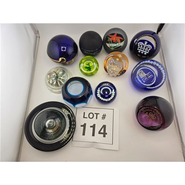 GROUP OF DECORATIVE ART GLASS PAPERWEIGHTS AND SOUVENIR GLASS ORBS