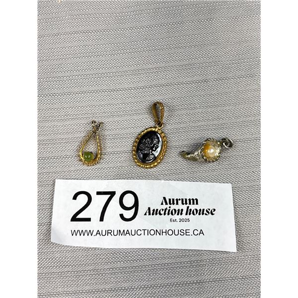 4 Vintage Pendants (2 Jade)