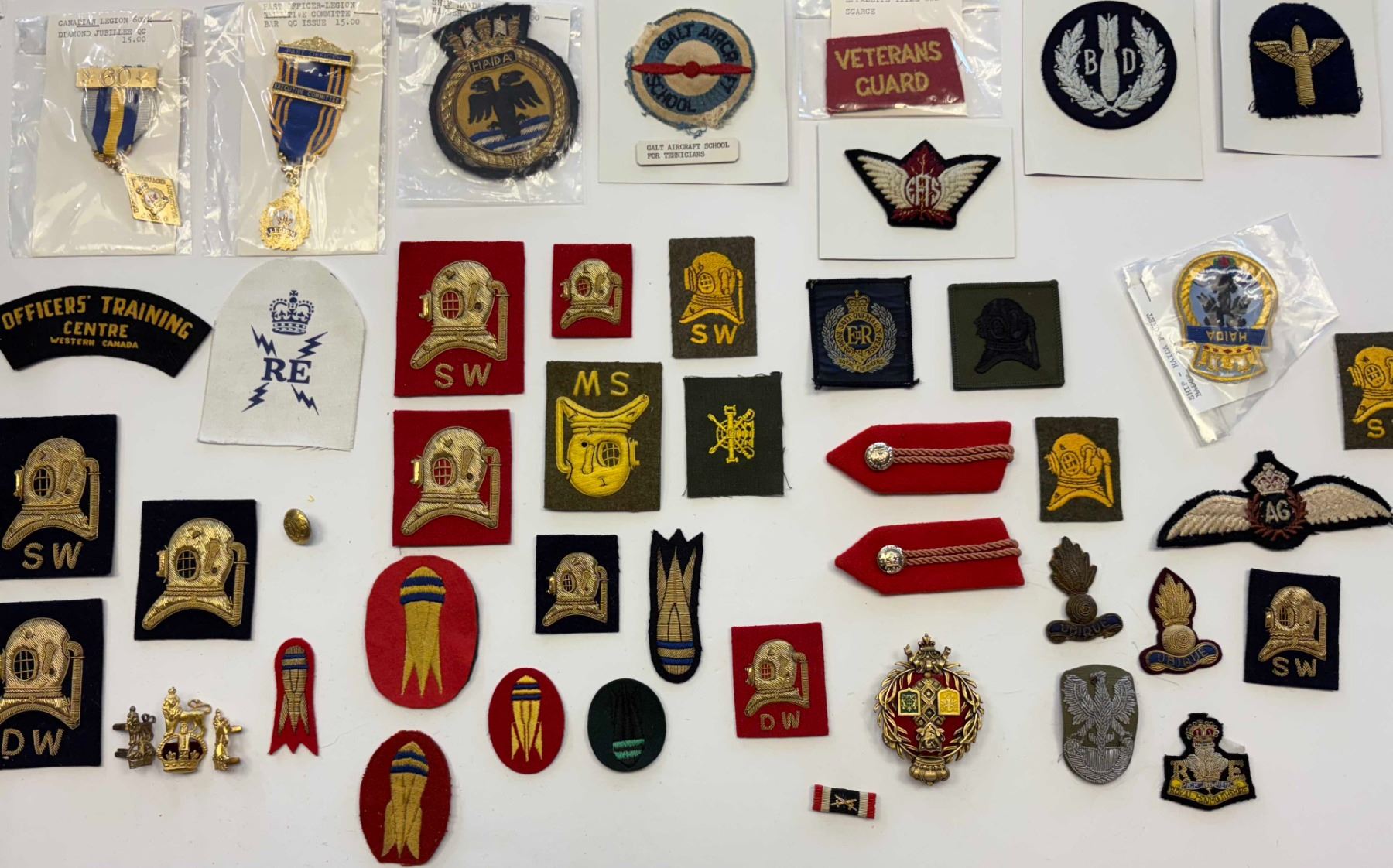 Militaria Insignia 1920-50; Lot of various unit / service badges ...