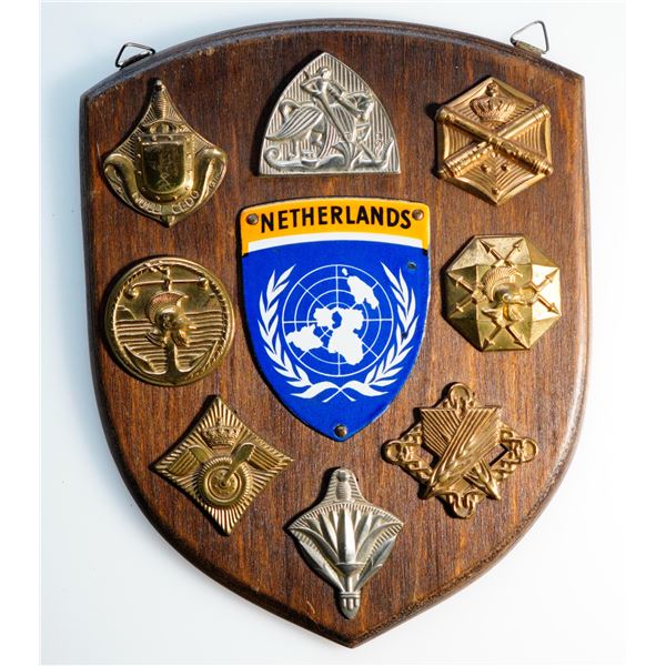 Militaria Plaque 1920-50;  Wooden Plaque displaying the United Nations Plate surrounded by Artillery