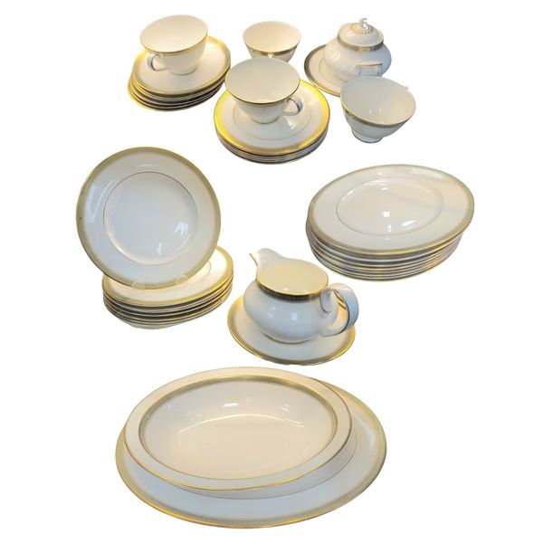 Royal Doulton Clarendon Pattern Beautiful Set 37 Pieces Bone China