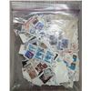 Image 2 : 4.5 Oz Bag of Assorted Vintage Canadian Stamps * Used