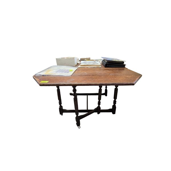 Antique Oak Gate Leg Table * Table top is 55" x 36" when fully extended