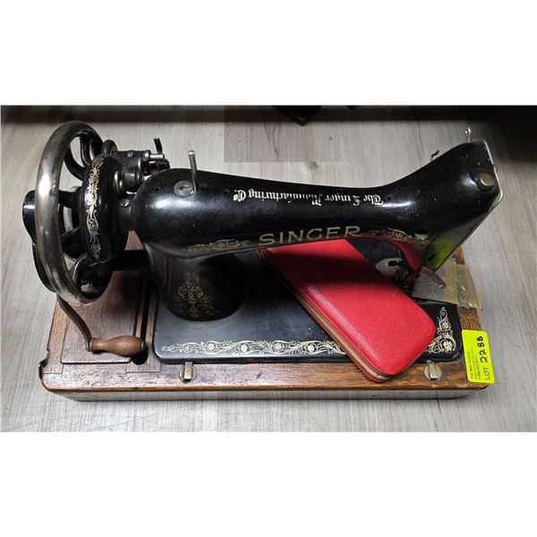 Vintage Singer  Sewing Machine & Scissor Set * No cover for machine