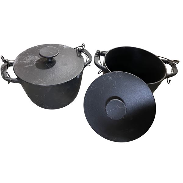 Set Dec Pair of Black Cast Iron Dutch Ovens