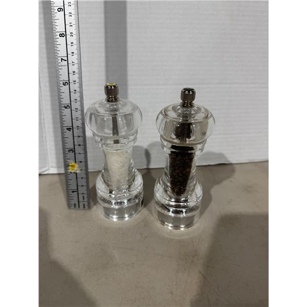Salt and pepper grinders