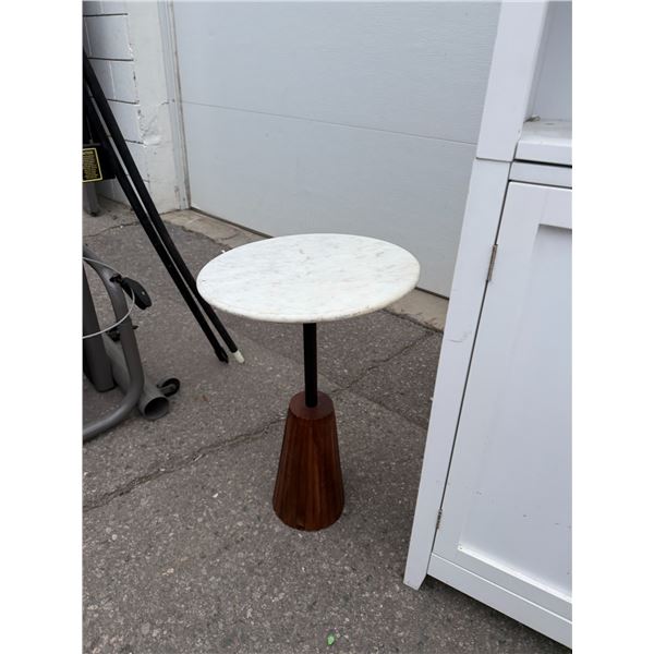 Pedestal table