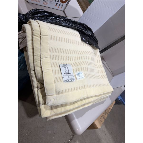 Eskimo of Switzerland, pure new wool made for Eaton's blanket aprox 80”x44”